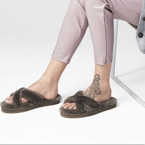 UGG ABELA WOMEN’S INDOOR AND OUT OPEN TOE SLIPPERS - Picture 5 of 5